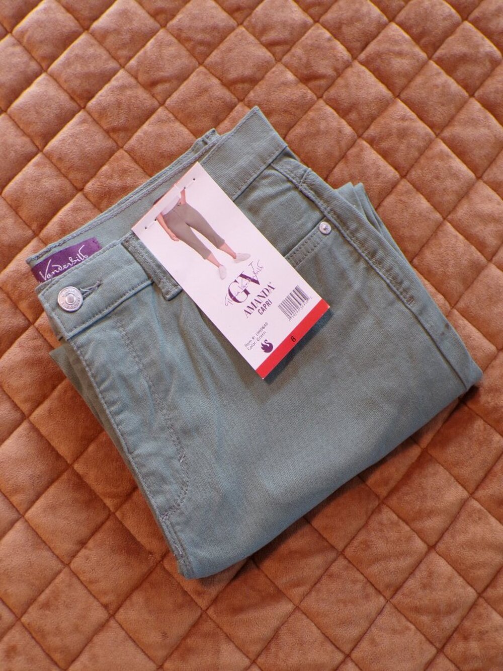 GLORIA VANDERBILT NWT Women's Green Amanda Cloud Twill Capri Size: SMALL